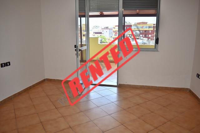 Apartament 2+1 me qira ne rrugen Arkitekt Sinani ne Tirane.
Pozicionohet ne katin e 5te te nje pall